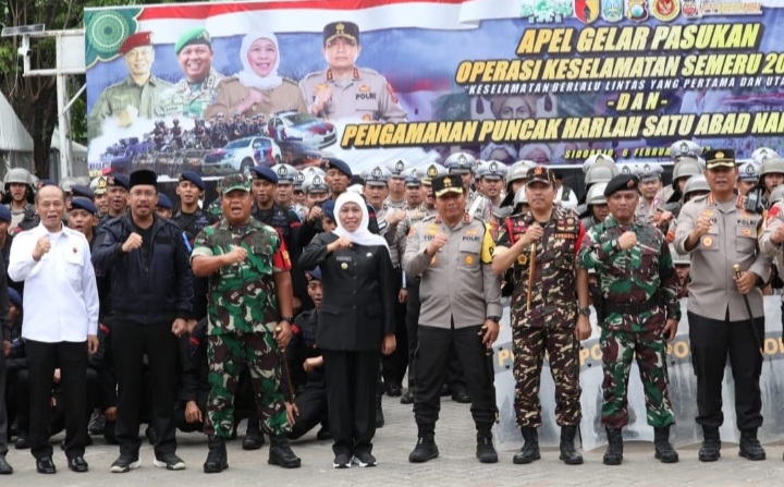 Gubernur Jawa timur Khofifah Indar Parawansa bersama Forkopimda Jatim, saat gelar pasukan pengamanan Harla NU satu Abad di GOR Delta Sidoarjo, Senin (6/2)