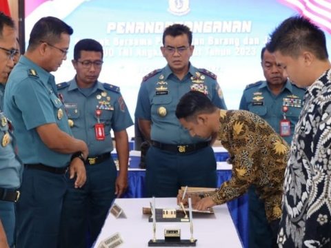 Pangkoarmada II Ikuti Penandatanganan Kontrak Pengadaan Barang dan Jasa TNI AL 2023