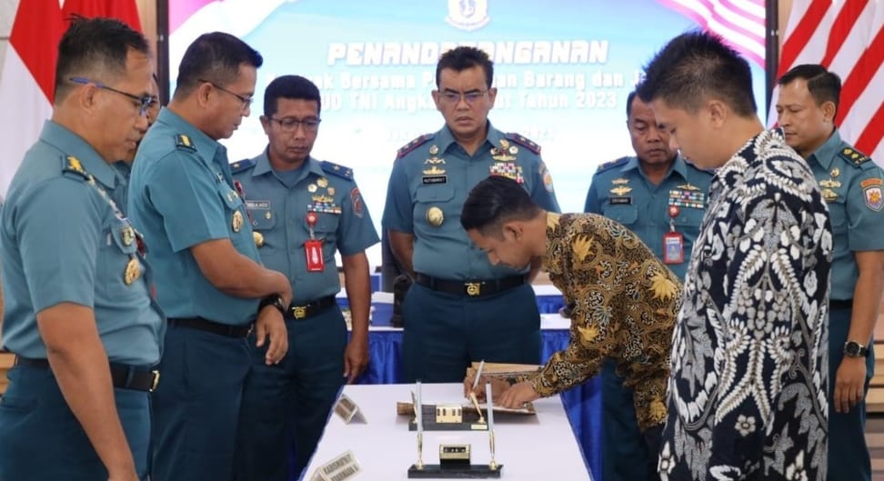 Pangkoarmada II Laksda TNI Dr. T.S.B. Hutabarat, saat mengikuti penandatanganan kontrak bersama pengadaan barang dan jasa TNI Angkatan Laut TA. 2023.
