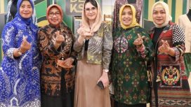 Ketua Dewan Kerajinan Nasional Daerah (Dekranasda) Jawa Timur Arumi Bachsin Emil Dardak (tengah) saat menghadiri Sosialisasi 18th Batik, Bordir & Aksesoris Fair 2023 dan Lomba Fashion Show 38 Kabupaten Kota di DEKS Creation Space Ciputra World Surabaya, Selasa (14/2/2023).