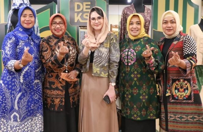 
					Ketua Dewan Kerajinan Nasional Daerah (Dekranasda) Jawa Timur Arumi Bachsin Emil Dardak (tengah) saat menghadiri Sosialisasi 18th Batik, Bordir & Aksesoris Fair 2023 dan Lomba Fashion Show 38 Kabupaten Kota di DEKS Creation Space Ciputra World Surabaya, Selasa (14/2/2023).