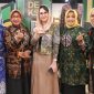 Ketua Dewan Kerajinan Nasional Daerah (Dekranasda) Jawa Timur Arumi Bachsin Emil Dardak (tengah) saat menghadiri Sosialisasi 18th Batik, Bordir & Aksesoris Fair 2023 dan Lomba Fashion Show 38 Kabupaten Kota di DEKS Creation Space Ciputra World Surabaya, Selasa (14/2/2023).