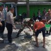 Polisi bersama TNI dibantu warga menambal jalan berlubang di dekat jembatan Tunggulmas Kecamatan Lowokwaru kota Malang