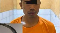 Pelaku dan barang bukti sajam yang di pakai pelaku untuk menganiaya korban. (27/3/2023).