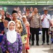 Kapolresta Sidoarjo Kombes Pol. Kusumo Wahyu Bintoro, saat meninjau langsung bakti kesehatan dan sosial di Tlocor, Rabu (1/3).