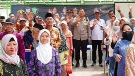 Kapolresta Sidoarjo Kombes Pol. Kusumo Wahyu Bintoro, saat meninjau langsung bakti kesehatan dan sosial di Tlocor, Rabu (1/3).
