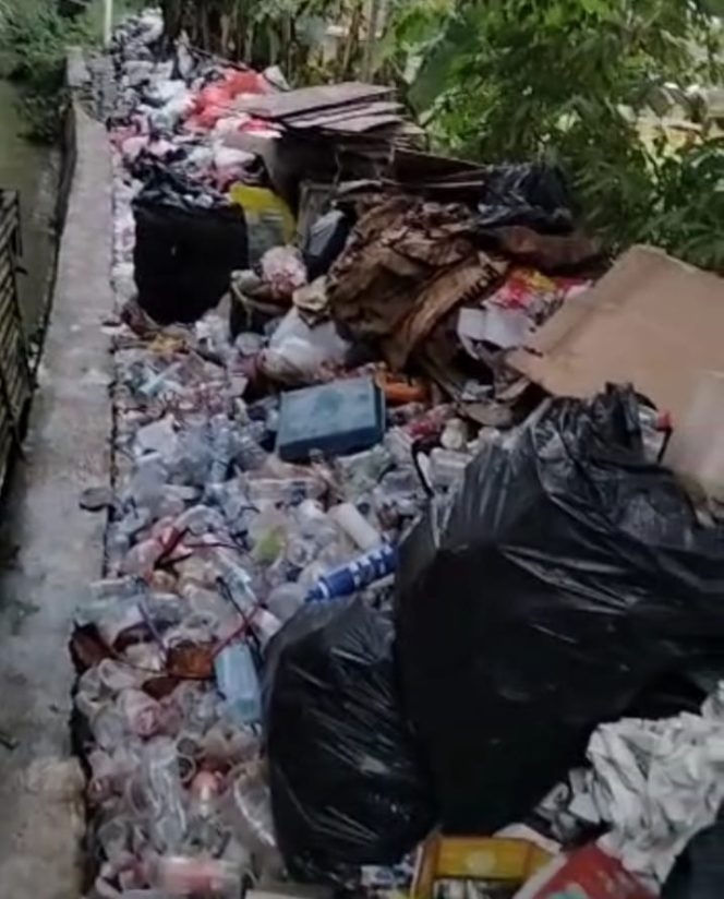 
					Miris, Pinggiran Kali Jadi Tempat Penampungan Sampah dan Rongsokan