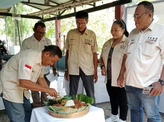 
					Pembina DPD SWI kabupaten Sidoarjo Joni, SE, saat memotong tumpeng untuk diberikan kepada ketua DPD SWI Sidoarjo NC Suherman SH