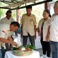 Pembina DPD SWI kabupaten Sidoarjo Joni, SE, saat memotong tumpeng untuk diberikan kepada ketua DPD SWI Sidoarjo NC Suherman SH
