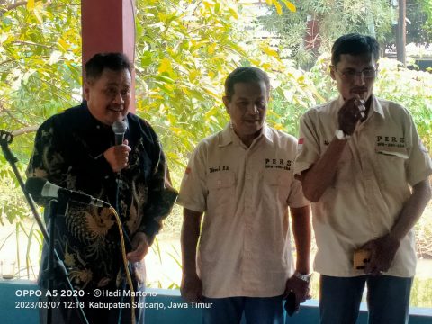 Kades Jumputrejo Kecamatan Sukodono Kabupaten Sidoarjo Drs. Widarto (baju hitam),  saat memberikan sambutan pada acara syukuran dan penempatan kantor sekretariat DPD SWI Sidoarjo, Selasa (7/3).