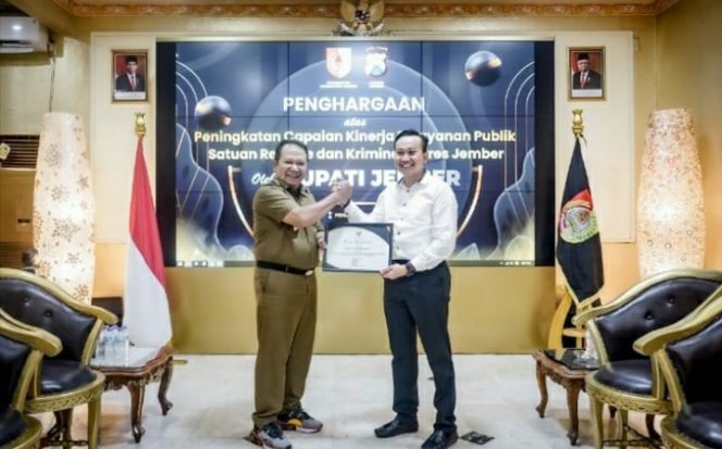 
					Sebanyak 27 Personel Satreskrim Polres Jember Terima Penghargaan dari Bupati 