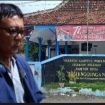 Bambang Haryanto Wakil Ketua DPD SWI Probolinggo, saat berada di depan Balai Desa Temenggungan Kecamatan Krejengan, Probolinggo, Jawa timur