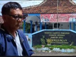 Bambang Haryanto Wakil Ketua DPD SWI Probolinggo, saat berada di depan Balai Desa Temenggungan Kecamatan Krejengan, Probolinggo, Jawa timur