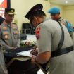 Kapolresta Sidoarjo Kombespol Kusumo Wahyu Bintoro, saat memimpin Sertijab di Gedung Serbaguna, Senin (20/3/2023)