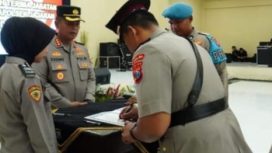 Kapolresta Sidoarjo Kombespol Kusumo Wahyu Bintoro, saat memimpin Sertijab di Gedung Serbaguna, Senin (20/3/2023)
