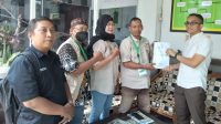 DPD SWI Pasuruan serahkan berkas dugaan penyalahgunaan Dana Bos tahun anggaran 2020-2021 ke Kasi Intel Kejari Pasuruan Agung Tri Radityo, Selasa (28/3)