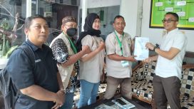 DPD SWI Pasuruan serahkan berkas dugaan penyalahgunaan Dana Bos tahun anggaran 2020-2021 ke Kasi Intel Kejari Pasuruan Agung Tri Radityo, Selasa (28/3)
