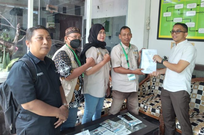 
					DPD SWI Pasuruan serahkan berkas dugaan penyalahgunaan Dana Bos tahun anggaran 2020-2021 ke Kasi Intel Kejari Pasuruan Agung Tri Radityo, Selasa (28/3)