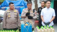 Kapolresta Sidoarjo Kombes Pol. Kusumo Wahyu Bintoro, saat memberikan keterangan terkait pembongkaran perdagangan Miras Ilegal di Desa Sugiwaras, Candi.