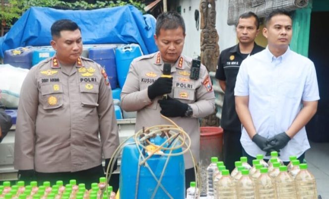 
					Kapolresta Sidoarjo Kombes Pol. Kusumo Wahyu Bintoro, saat memberikan keterangan terkait pembongkaran perdagangan Miras Ilegal di Desa Sugiwaras, Candi.