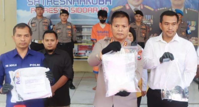 
					Kapolresta Sidoarjo Kombes Pol. Kusumo Wahyu Bintoro, saat memberikan keterangan pers penangkapan pengedar narkoba, Senin (27/3/2023).