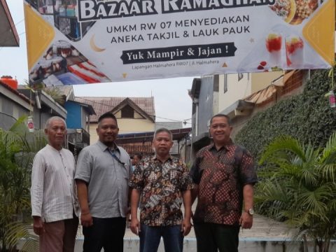 Ketua RW. 07 bersama Ketua RT. 01, 03, 04 setelah pembukaan bazar ramadhan, Beji (23/03/2023).