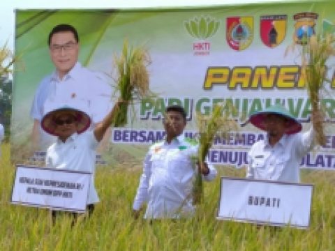 Ketua Umum DPP HKTI Jendral TNI Purn. Dr. Moeldoko Hadiri Panen Raya Varietas Padi M 70 D dengan Masyarakat Tani Desa Lojejer
