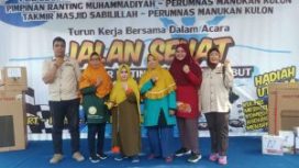 PRM - PRA dan Takmir Masjid Sabilillah Perumnas Manukan kulon bersama DPD SWI Surabaya, saat gelar jalan sehat, Minggu (12/3/2023)