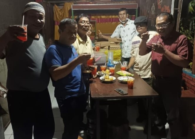 
					Jajaran pengurus DPD SWI Sidoarjo, saat berbuka bersama