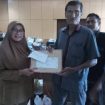 Ketua DPD SWI Kabupaten Sidoarjo NC. Suherman, SH, saat menyerahkan berkas ke Diskominfo Kabupaten Sidoarjo, Senin (3/4)