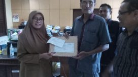 Ketua DPD SWI Kabupaten Sidoarjo NC. Suherman, SH, saat menyerahkan berkas ke Diskominfo Kabupaten Sidoarjo, Senin (3/4)