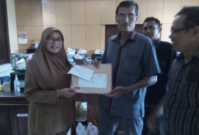 
					Ketua DPD SWI Kabupaten Sidoarjo NC. Suherman, SH, saat menyerahkan berkas ke Diskominfo Kabupaten Sidoarjo, Senin (3/4)