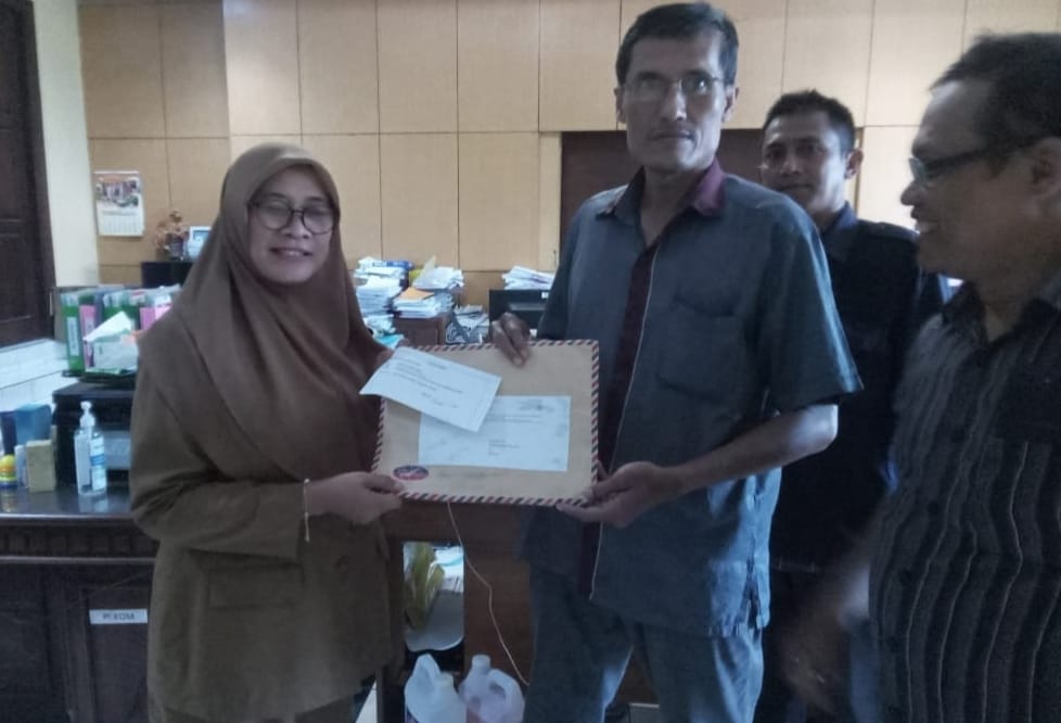 Ketua DPD SWI Kabupaten Sidoarjo NC. Suherman, SH, saat menyerahkan berkas ke Diskominfo Kabupaten Sidoarjo, Senin (3/4)