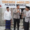 Kapolresta Sidoarjo Kombes Pol Kusumo Wahyu Bintoro, saat bantu semen dan pasir untuk pembangunan masjid Darussalam Kesambi Porong