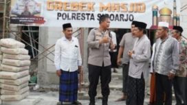 Kapolresta Sidoarjo Kombes Pol Kusumo Wahyu Bintoro, saat bantu semen dan pasir untuk pembangunan masjid Darussalam Kesambi Porong