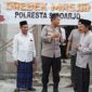 Kapolresta Sidoarjo Kombes Pol Kusumo Wahyu Bintoro, saat bantu semen dan pasir untuk pembangunan masjid Darussalam Kesambi Porong