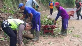 Kompak, Polisi Bersama TNI dan BPBD Tangani Longsor, Jalur Trenggalek – Ponorogo