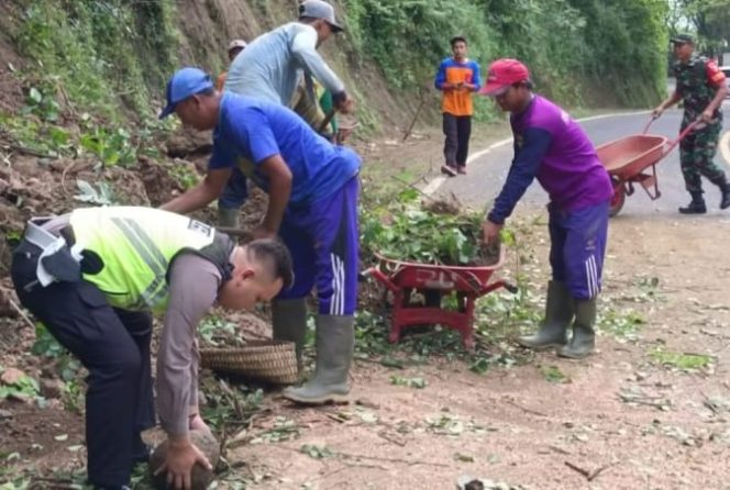 
					Kompak, Polisi Bersama TNI dan BPBD Tangani Longsor, Jalur Trenggalek – Ponorogo