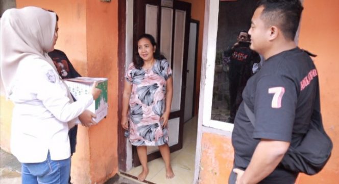 
					Tim Kalong Polres Jember berikan bantuan sembako kepada keluarga tahanan. (04/04/2023)