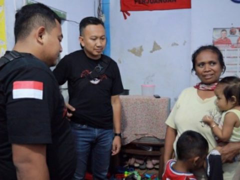 Tim Kalong Polres Jember berikan bantuan sembako kepada keluarga tahanan. (04/04/2023)