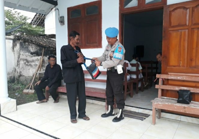 
					Anngota Kapolsek mengecek barang bawaan jamah demi keamanan bersama menjalankan lbada jumat Agung. (07/04/2023).