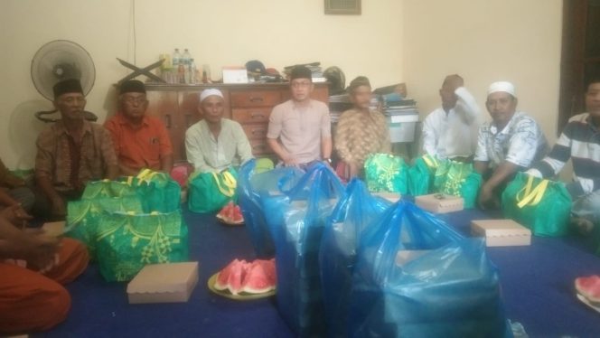 
					Ketua koperasi penambang batu Gamping berikan Parselan hari raya kepada seluruh anggotanya. (09/04/2023).