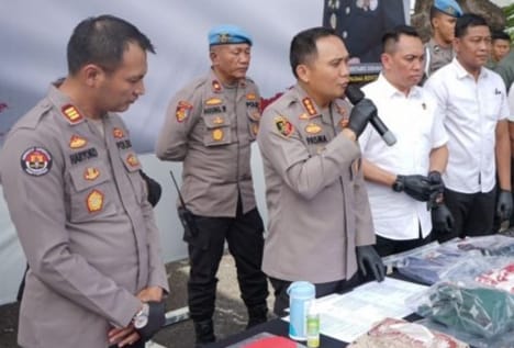 Kapolrestabes Surabaya Kombes Pol Pasma Royce, saat konferensi pers penangkapan pelaku curanmor di wilayah Surabaya, Senin (10/4)