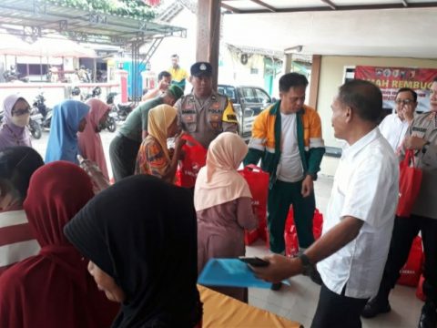 Perwakilan PT Semen Imasco bersama Muspika dan Kepala Desa Grenden sedang membagikan sembakau kepada masyarakat. (12/04/2023).