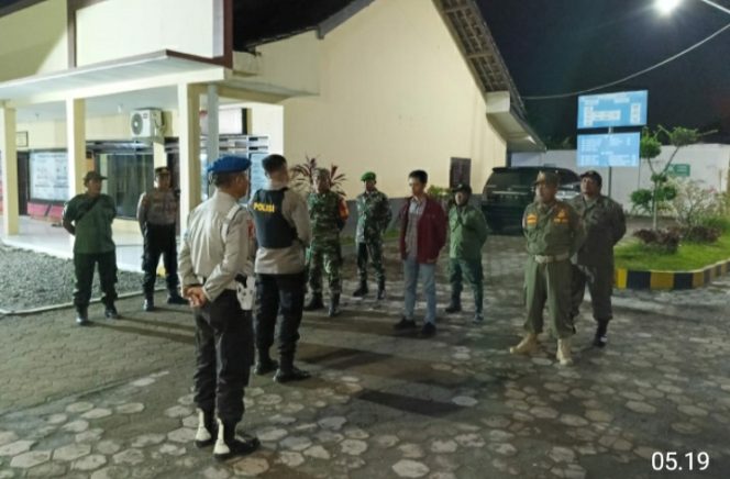 
					Sebelu menggelar patroli gabungan parah personil lakukan apel yang bertempat di halaman kantor Mapolsek Puger