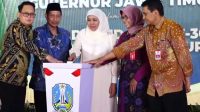 Gubernur Jawa Timur, Khofifah Indar Parawansa (tengah), saat meresmikan Gedung Multazam di acara milad RSUD Haji Provinsi Jawa Timur yang ke - 30, Jumat (14/4/2023).