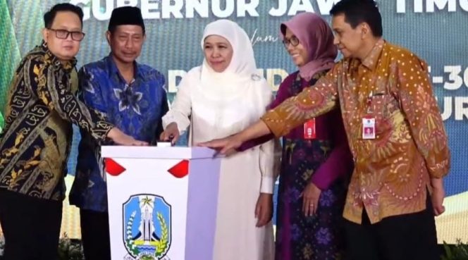 
					Gubernur Jawa Timur, Khofifah Indar Parawansa (tengah), saat meresmikan Gedung Multazam di acara milad RSUD Haji Provinsi Jawa Timur yang ke - 30, Jumat (14/4/2023).