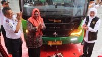 Gubernur Jawa timur Khofifah Indar parawansa, saat meluncuran 10 armada tambahan bus Trans koridor 1.