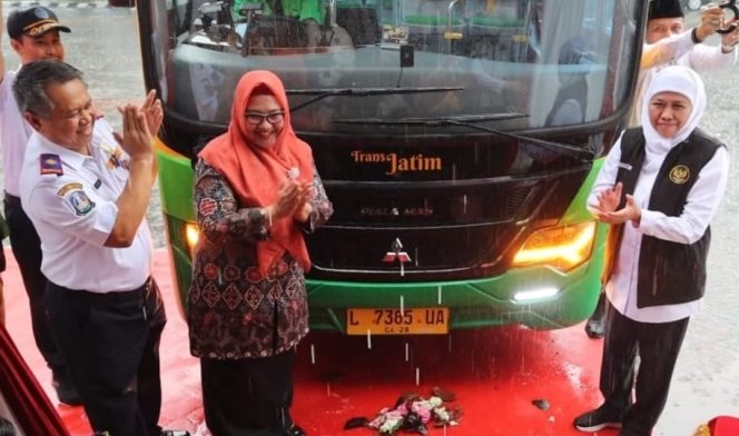 
					Gubernur Jawa timur Khofifah Indar parawansa, saat meluncuran 10 armada tambahan bus Trans koridor 1.