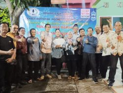 Jajaran pengurus DPD SWI Sidoarjo, saat giat buka bersama dan santunan anak di kediaman bpk Joni Perum Citra Surya Mas, Sabtu ((15/4/2023)